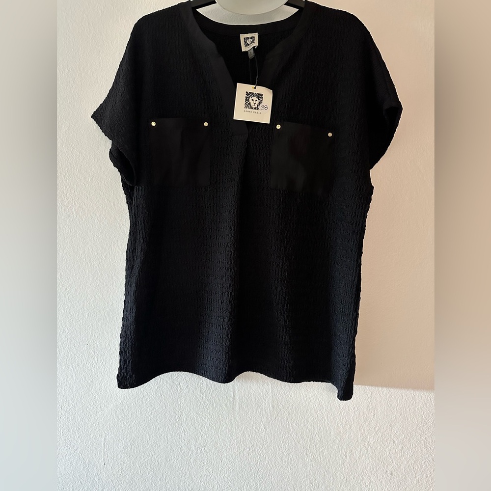 Anne Klein black short sleeve textured 
blouse v-neck size medium, new with tag.
